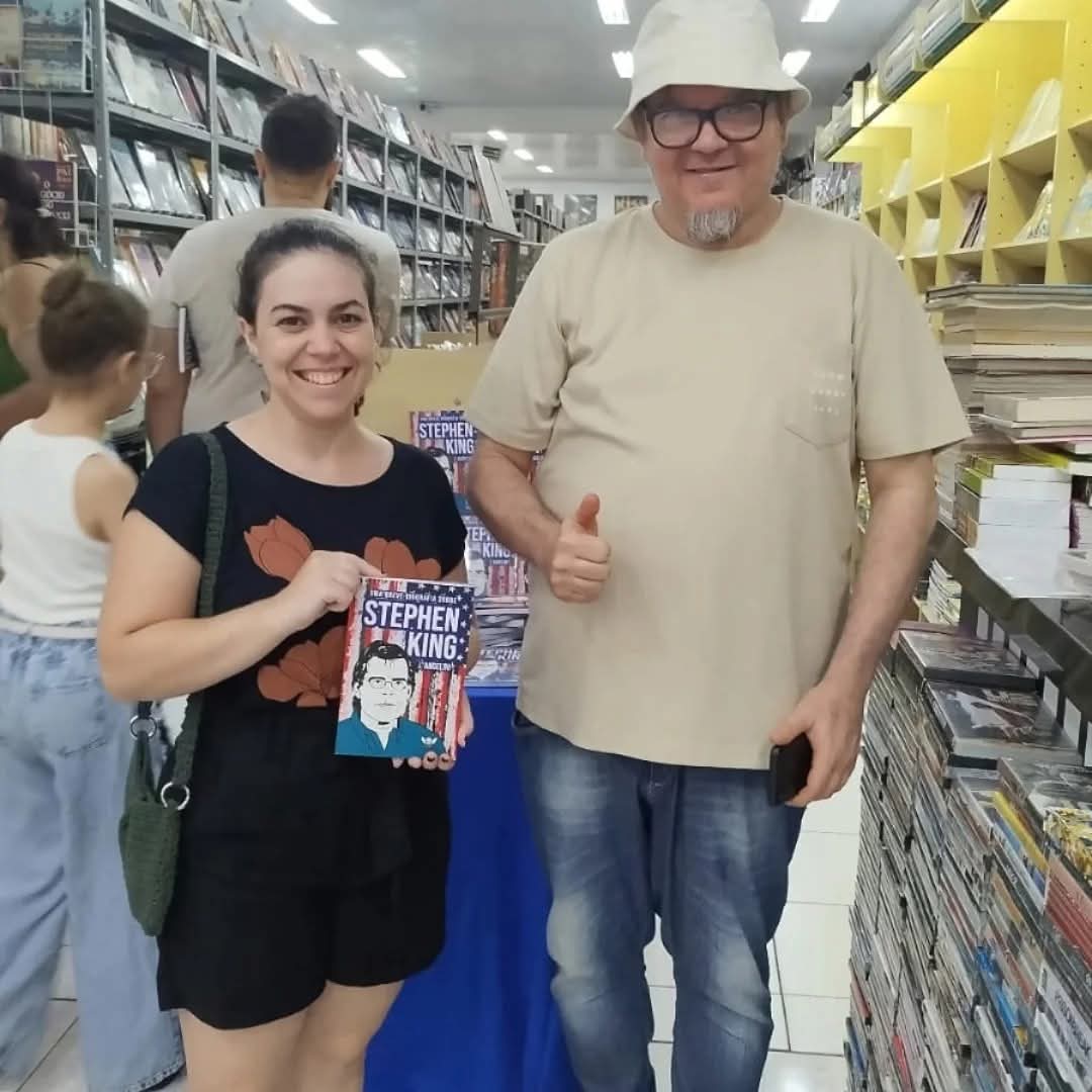 Leitora com a biografia de Stephen King ao lado de J. Angelini