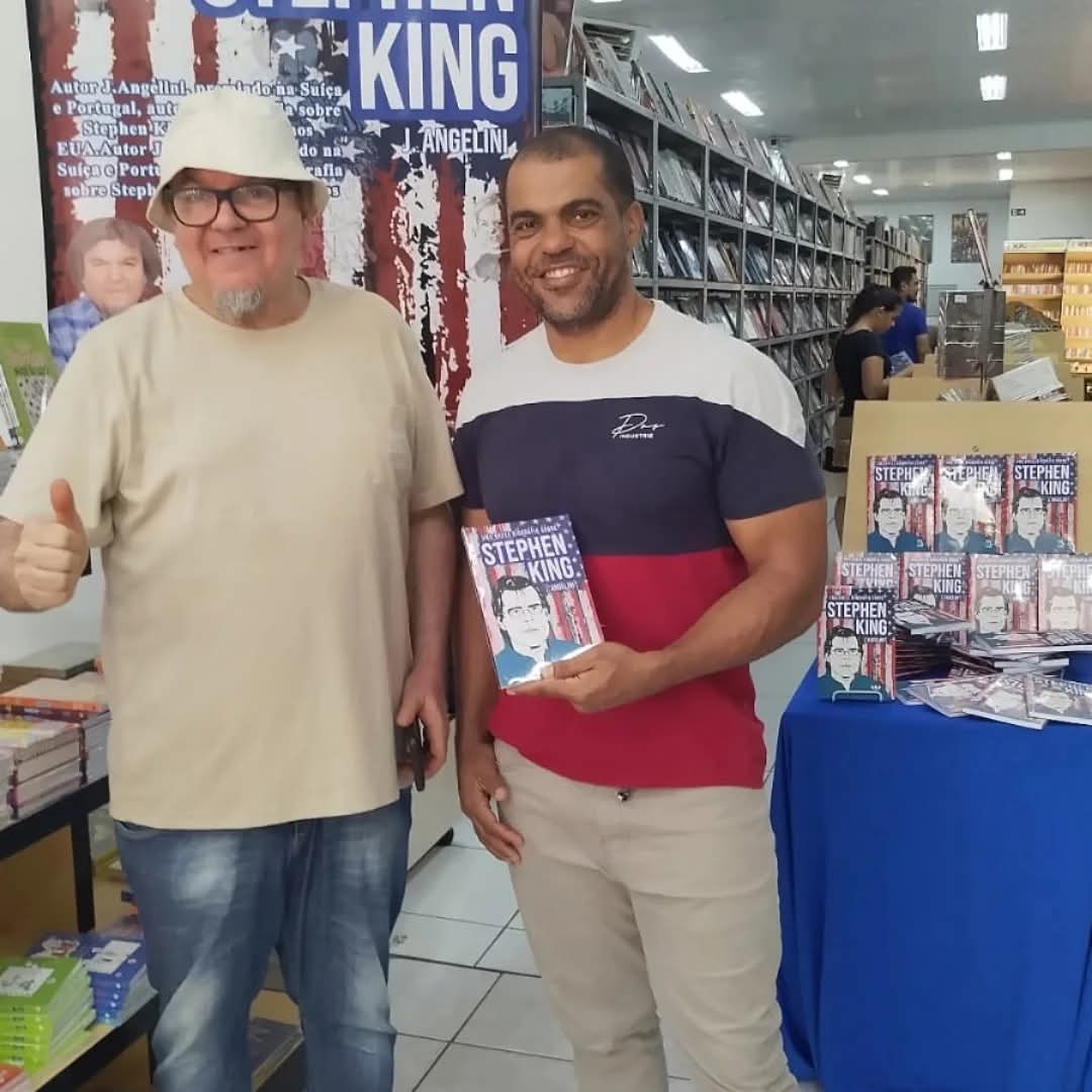 J. Angelini com leitor em sessão de autógrafos
