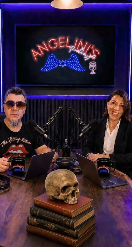autor gravando podcast no estúdio Angelini's Podcast com livros e caveira na mesa