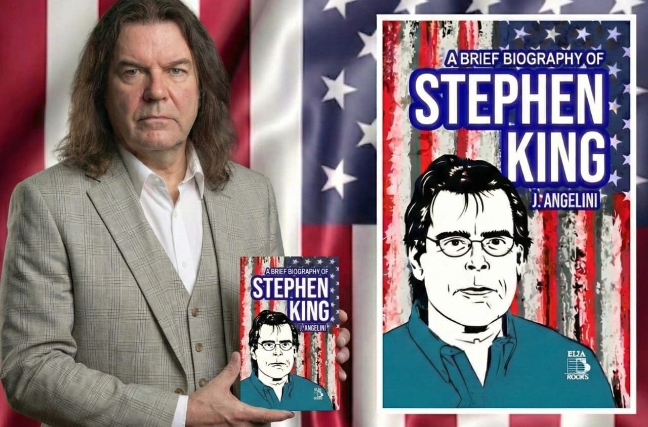 J. Angelini com a edição em inglês de A Brief Biography of Stephen King