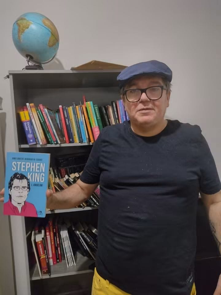 Leitor com a biografia de Stephen King